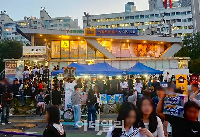 서울세계불꽃축제 당시 한강 인근 세븐일레븐 매장 앞에 몰린 인파 (사진=세븐일레븐)