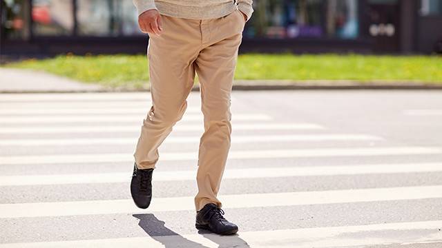 흉추협착증은 흉추에서 척수가 눌려 다리에 힘이 빠지고 저린 증상이 나타나는 질환이다|출처: 클립아트코리아