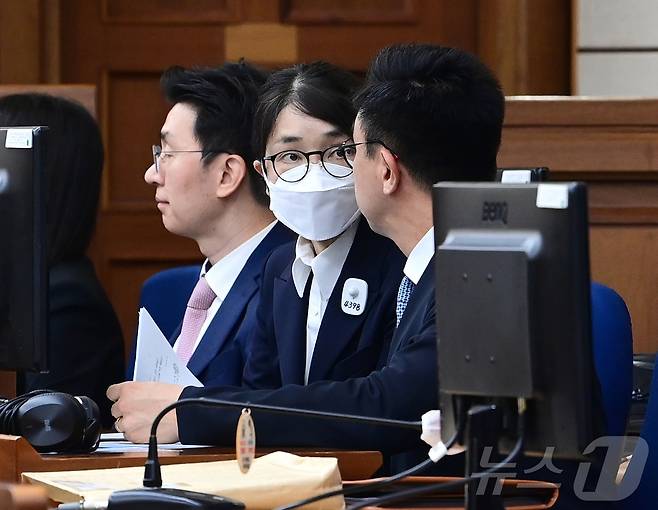 김건희 여사가 24일 서울 서초동 서울중앙지법에서 열린 김 여사의 특정범죄가중처벌법상 알선수재 및 자본시장법·정치자금법 위반 등 사건 첫 재판에 출석해 최지우 변호사와 대화하고 있다. 2025.9.24/뉴스1 ⓒ News1 사진공동취재단