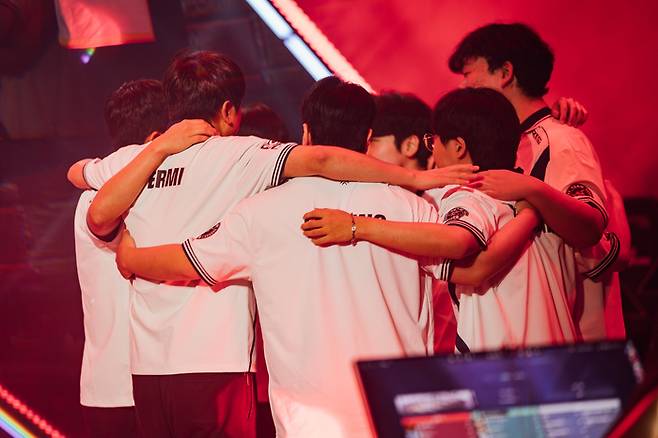DRX 선수단이 21일(한국 시간) 프랑스 파리 그랜드 파리 수드 아레나에서 열린 2025 챔피언스 파리 C조 최종전 팀 리퀴드와 경기 전 미팅을 하고 있다. 사진 | 라이엇 게임즈