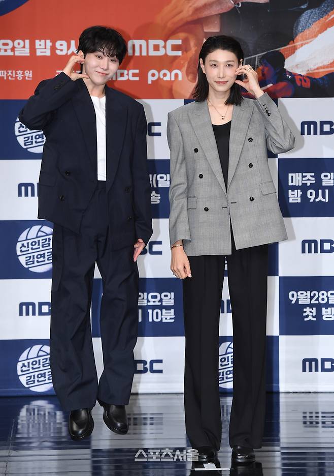 세븐틴 승관(왼쪽)과 여자배구 레전드 김연경이 24일 서울 마포구 MBC 신사옥 골든마우스홀에서 열린 MBC 새 예능 ‘신인감독 김연경’ 제작발표회에서 취재진을 향해 포즈를 취하고 있다. 박진업 기자 upandup@sporttsseoul.com