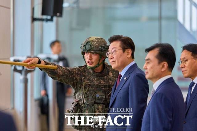 이재명 대통령이 12일 오후 강원도 화천군 소재의 육군 제7보병사단을 찾아 군 관계자에게 설명을 듣고 있다. /대통령실