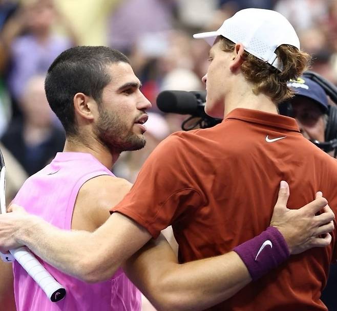 2025 US오픈 남자단식 결승 뒤 카를로스 알카라스와 야니크 시너. 알카라스의 우승으로 둘은 2년간 그랜드슬램 타이틀 8개를 반반씩 나눠가졌다. 사진/US오픈