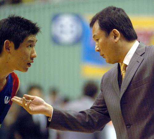 모비스 감독 시절 양동근과 대화하고 있는 유재학 본부장. 채널에이 자료