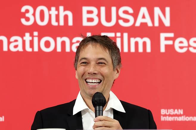 션 베이커 감독이 23일 부산 해운대구 영화의전당 비프힐에서 제30회 부산국제영화제 경쟁부문 작품 '왼손잡이 소녀' 기자회견을 하고 있다. /뉴시스