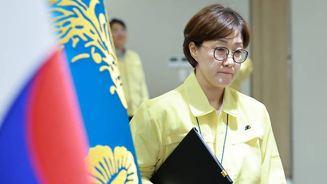 김현지 총무비서관이 지난달 18일 서울 용산 대통령실 청사에서 열린 제1회 을지국무회의 및 제37회 국무회의에 배석하고 있다. /연합뉴스