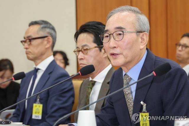 김영섭 KT 대표가 24일 국회 과학기술정보방송통신위원회의 ‘통신·금융 대규모 해킹사고에 대한 청문회’에서 위원 질의에 답하고 있다. 연합뉴스