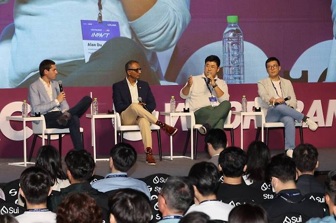 24일 서울 광진구 워커힐 호텔앤리조트에서 열린 '코리아블록체인위크 2025(KBW2025)' 메인 컨퍼런스 '임팩트(KBW2025:IMPACT)'에서 벤 스트랙 블록웍스 선임기자(왼쪽부터), 아쇼크 벤카테스와란 마스터카드 디지털자산·스테이블코인 담당 부사장, 앨런 두 페이팔벤처스 투자 파트너, 백원석 삼성전자 그룹장이 패널토론을 하고 있다. 사진=박범준 기자