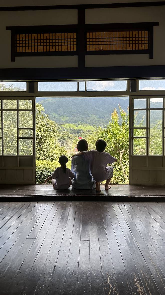 2025년 8월 중순 조카들과 함께한 여름방학입니다. 엄마는 손주, 그러니까 제 조카가 아버지와 헤어지고 돌아가는 길, 건널목을 건너는 아버지를 향해 “할아버지! 가지 마세요!” 하고 외친 이야기를 좋아합니다. 우리는 이 이야기를 얼마나 더 많이 하게 될까요? 박은지 제공