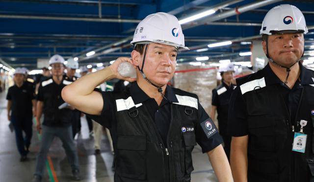 김영훈 고용노동부 장관이 지난달 30일 경기 화성시 쿠팡 동탄물류센터를 찾아 노동자 작업 환경을 점검하는 모습. 고용노동부 제공