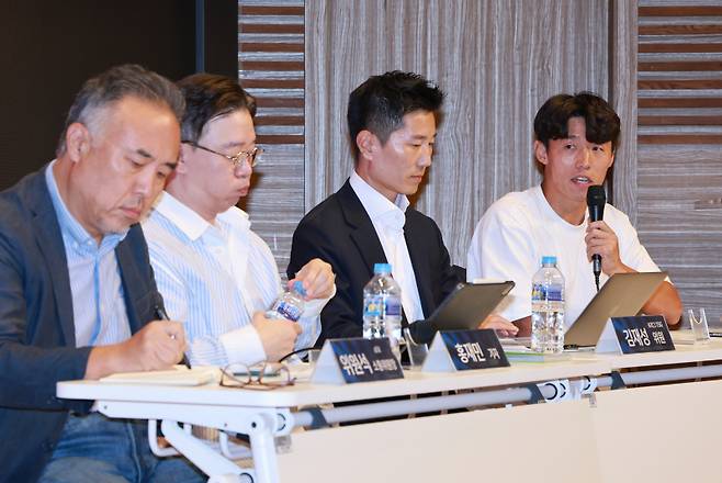 <yonhap photo-3663=""> 외국인 선수 쿼터 제도 관련 의견 발표하는 김보경 (서울=연합뉴스) 신현우 기자 = K리그1 FC안양 김보경이 23일 서울 성동구 한양대학교 경영관 SKT홀에서 열린 2025 K리그 주요 현안 공청회에 참석해 발언하고 있다. 이번 공청회는 K리그1 적정 팀 수와 K리그 외국인 선수 쿼터 제도를 주제로 열렸다. 왼쪽부터 위원석 대한축구협회 소통위원장, 홍재민 기자, 김재성 K리그 TSG 위원, 김보경. 2025.9.23 nowwego@yna.co.kr/2025-09-23 15:11:41/ <저작권자 ⓒ 1980-2025 ㈜연합뉴스. 무단 전재 재배포 금지, AI 학습 및 활용 금지></yonhap>