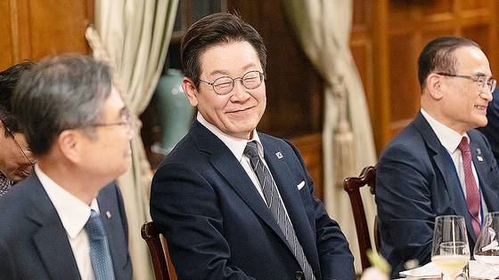 이재명 대통령이 23일(현지시간) 미국 뉴욕의 한 호텔에서 열린 외교안보오피니언초청 만찬에서 참석자들과 대화하고 있다. 김현동 기자