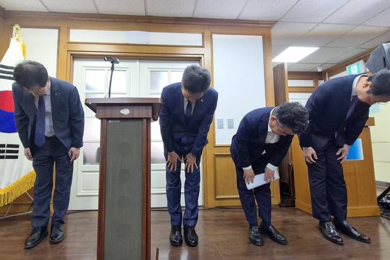 전대욱 한국수력원자력 사장 직무대행(왼쪽 두번째)이 22일 경북 경주상공회의소에서 월성원자력본부가 게시한 현수막 문구와 관련해 국민과 경주시민에게 사과하고 있다. 연합뉴스