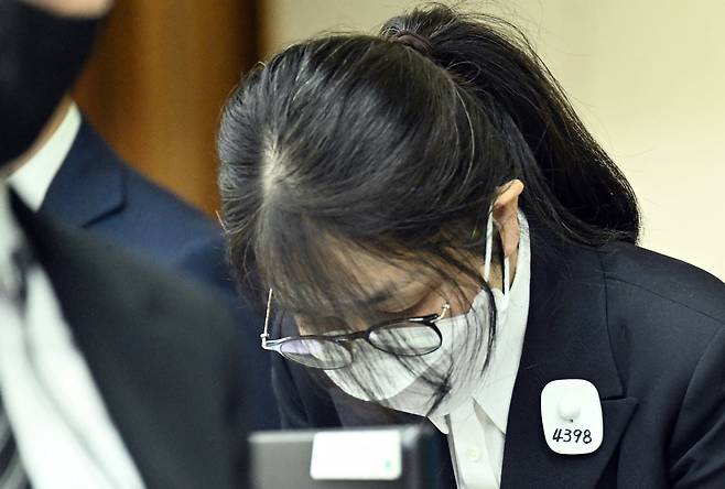 김건희 여사가 24일 서울 서초동 서울중앙지법에서 열린 김 여사의 특정범죄가중처벌법상 알선수재 및 자본시장법·정치자금법 위반 등 사건 첫 재판에 출석해 인사하고 있다. /사진=뉴스1