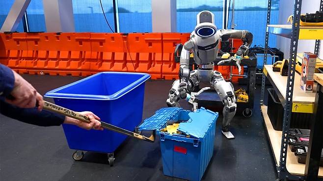 보스턴다이내믹스의 휴머노이드 로봇 ‘아틀라스’가 예상치 못한 상황에서 스스로 문제를 해결하는 모습. 사진=보스턴다이내믹스 유튜브