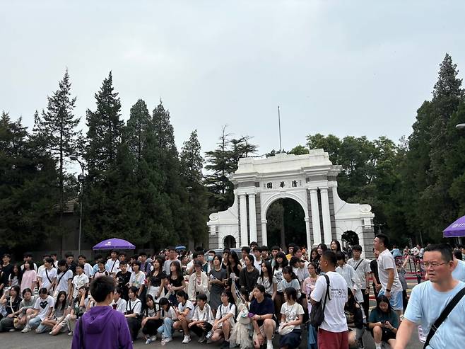 중국 베이징 서북부 하이뎬구에 있는 칭화대 모습. 다양한 연령의 학생들이 칭화대 입학을 꿈꾸면서 칭화대 앞에서 기념사진을 촬영하고 있다. 사진=김은정 한국경제신문 기자