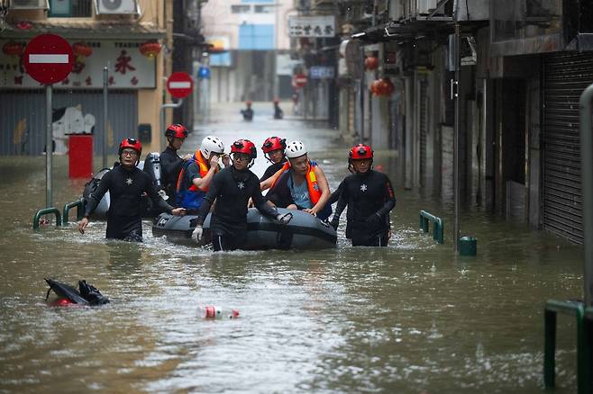 18호 태풍 라가사의 영향으로 24일 마카오 시내가 물에 잠겼다. 신화연합뉴스
