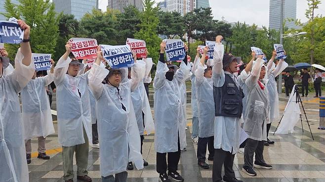 24일 수출입은행 앞에서 집회에 참여하고 있는 한국항공우주산업노동조합(KAI uinon) 조합원들. 이수민 기자