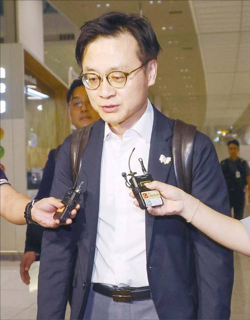 한·미 관세 협상 후속 협의차 미국을 방문한 김정관 산업통상자원부 장관이 지난 9월 14일 인천공항을 통해 귀국하고 있다. 김 장관은 협상 성과에 대해 “양자 간 협의가 진행 중”이라고 말했다. (연합뉴스)