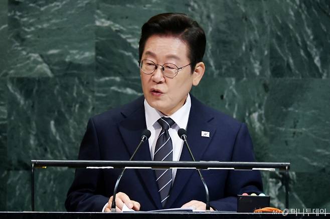 (로이터=뉴스1) 황기선 기자 = 이재명 대통령이 23일(현지시간) 미국 뉴욕 유엔 본부에서 열린 제80차 유엔 총회에서 기조연설을하고 있다. ⓒ 로이터=뉴스1 Copyright (C) 뉴스1. All rights reserved. 무단 전재 및 재배포, AI학습 이용 금지. /사진=(로이터=뉴스1) 황기선 기자