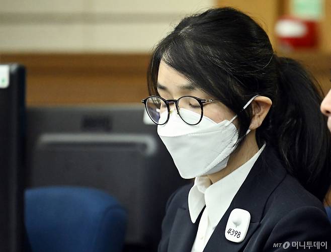 김건희 여사가 24일 서울 서초동 서울중앙지법에서 열린 김 여사의 특정범죄가중처벌법상 알선수재 및 자본시장법·정치자금법 위반 등 사건 첫 재판에 출석해 눈을 감고 있다. /사진=뉴스1(사진공동취재단)