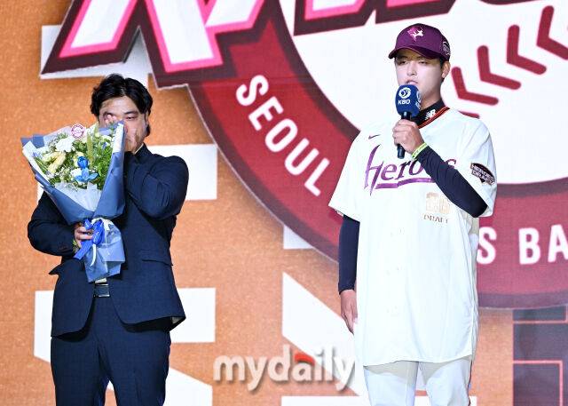 前야구선수 박석민(왼쪽)이 17일 오후 서울 잠실 롯데호텔에서 진행된 '2026 KBO 신인 드래프트'에서 아들 박준현이 1라운드 1순위로 지명되자 눈물을 흘리고 있다. 이번 드래프트는 전면 드래프트 방식으로 총 11라운드에 걸쳐 진행되며, 총 1,261명의 대상자 중 최대 110명이 KBO 10개 구단의 새 식구로 합류하게 된다. 지명 순서는 2024시즌 최종 순위 역순에 따라 키움 히어로즈를 시작으로 NC 다이노스, 한화 이글스, 롯데 자이언츠, SSG 랜더스, KT 위즈, 두산 베어스, LG 트윈스, 삼성 라이온즈, KIA 타이거즈 순으로 진행된다./잠실=송일섭 기자 andlyu@mydaily.co.kr