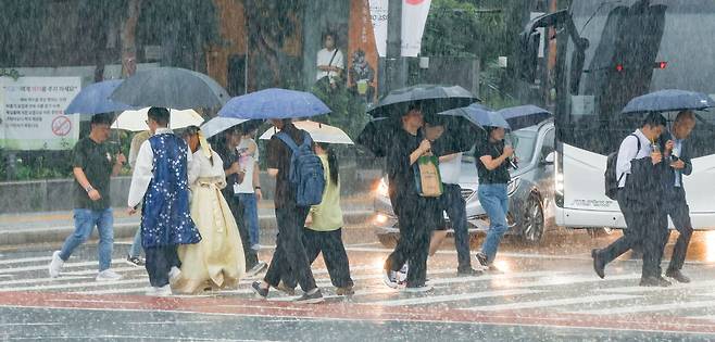 전국 대부분 지역에 가을비가 내린 24일 서울 종로구 인사동문화의거리 앞 횡단보도를 관광객들이 지나가고 있다.