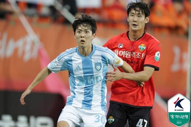 신민하(오른쪽). 한국프로축구연맹 제공