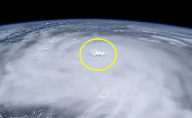 22일 일본인 우주비행사 키미야 유이가 촬영한 라가사의 태풍의 눈. ISS 제공