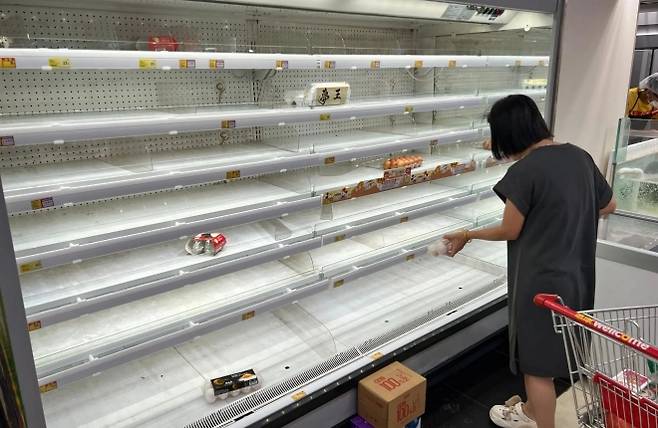 23일 홍콩의 한 슈퍼마켓 상품 진열대가 태풍의 영향으로 텅 비어있다. AFP 연합뉴스