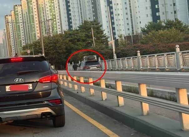 광주에서 퇴근길 교통체증이 심하자 인도로 달린 스포츠유틸리티차량(SUV)이 포착됐다. 보배드림 캡처