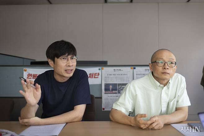 9월2일 지경규 방심위 차장(왼쪽)과 탁동삼 연구위원이 방심위 노조 사무실에서 <시사IN>과 인터뷰하고 있다. ⓒ시사IN 이명익