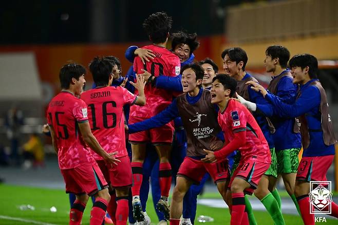 지난 2월 2025 아시아축구연맹(AFC) U-20 아시안컵 8강 우즈베키스탄전 당시 이창원 감독과 선수들. /사진=대한축구협회 제