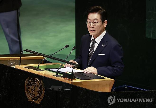이재명 대통령, 유엔 기조연설 (뉴욕=연합뉴스) 한상균 기자 = 이재명 대통령이 23일(현지시간) 미국 뉴욕 유엔본부 총회장에서 기조연설을 하고 있다. 2025.9.24 xyz@yna.co.kr