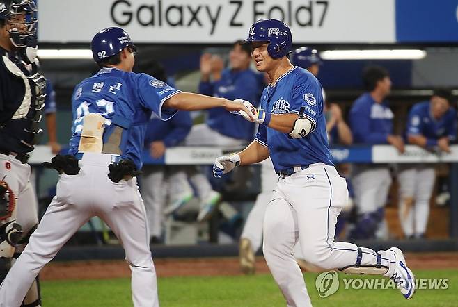 '역전 홈런' (대구=연합뉴스) 김현태 기자 = 23일 대구 삼성라이온즈파크에서 열린 프로야구 삼성과 두산의 경기. 6회 말 1사 상황에서 타석에 들어선 삼성 이성규가 역전 솔로홈런을 친 후 그라운드를 돌고 있다. 2025.9.23 mtkht@yna.co.kr