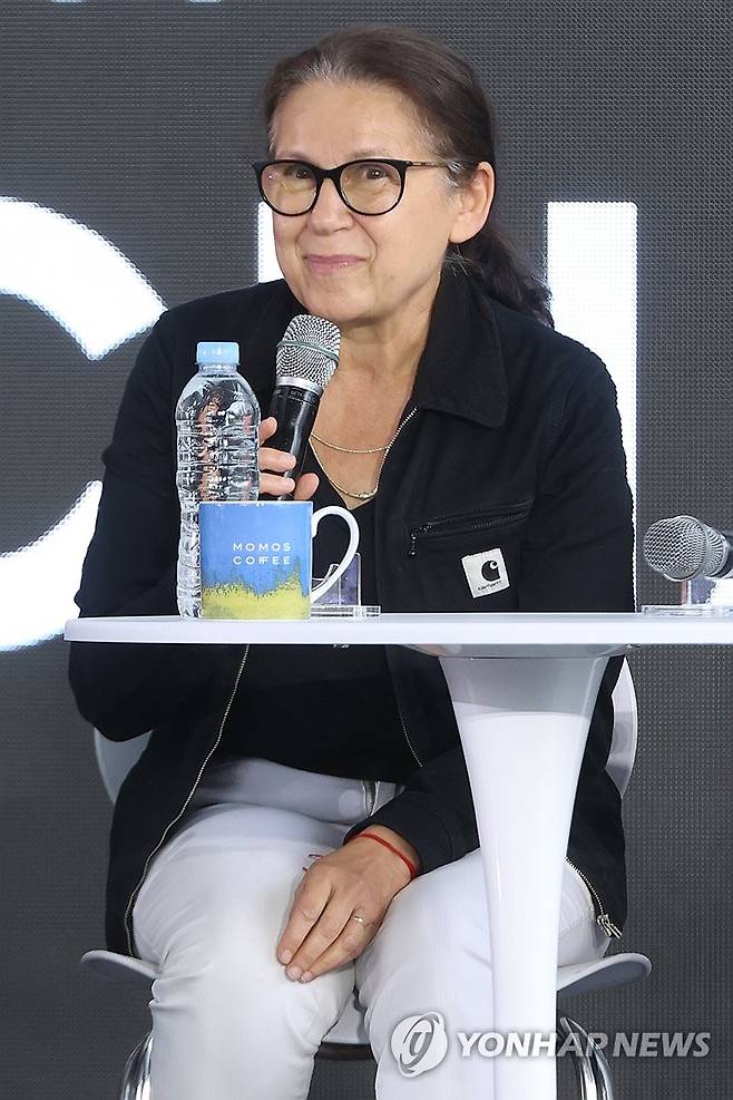 인사말하는 일디코 에네디 감독 (부산=연합뉴스) 류효림 기자 = 일디코 에네디 감독이 24일 부산 해운대구 우동 영화의전당에서 열린 제30회 부산국제영화제 '사일런스 프렌드' 오픈토크에서 관객들에게 인사하고 있다. 2025.9.24 ryousanta@yna.co.kr