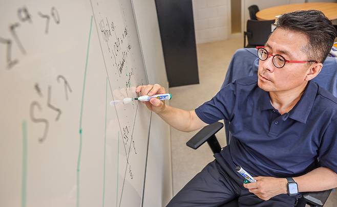 ▲ 지난 7월 18일(현지시간) 프랑스 NEOMA 국제금융대학원 루앙 캠퍼스 연구실에서 안정현 NEOMA 국제금융대학원 원장이 연구에 몰두해 있다. /인천일보DB