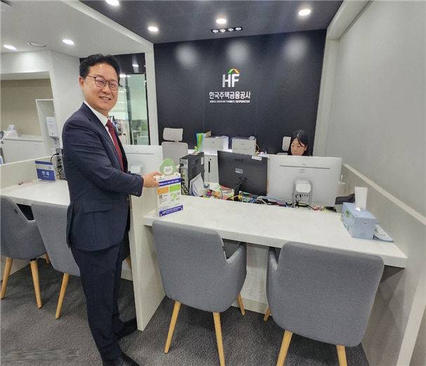 유원규 연금공단 대전·세종지역 본부장이 행복한 노후 상담·교육 신청함을 설치하고 있다.