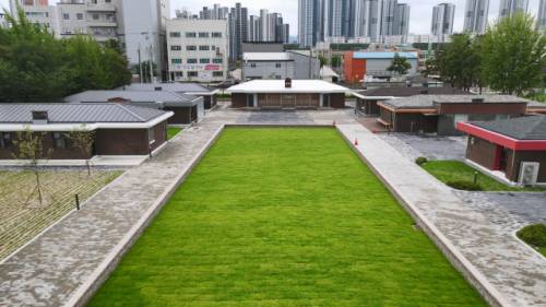 ◇춘천문화재단(이사장:박종훈)은 오는 26일부터 사흘간 춘천예술촌에서 제3기 입주작가 오픈 스튜디오 ‘읽는 마음 그리는 시간’을 개최한다. 사진은 춘천예술촌 전경. 사진=춘천문화재단 제공