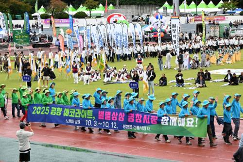 ◇‘제48회 노산문화제 및 제43회 군민의 날 기념 개막식’이 25일 평창종합운동장에서 심재국 평창군수를 비롯한 각급 기관·사회단체장과 출향인사, 자매도시 관계자, 8개 읍·면 선수단을 비롯한 주민 2,500여 명이 참가한 가운데 열렸다.
