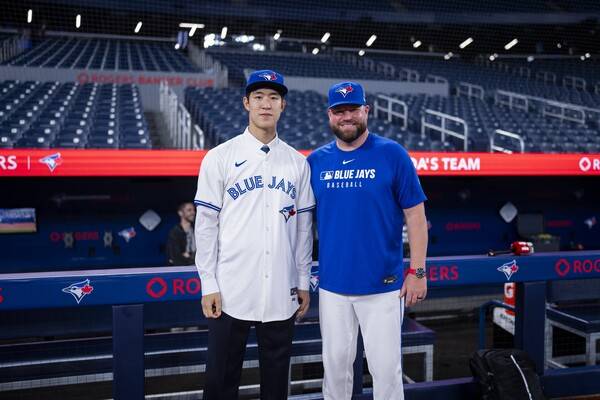 토론토 유니폼을 입고 포즈를 취한 문서준(사진=토론토 블루제이스 공식 SNS)