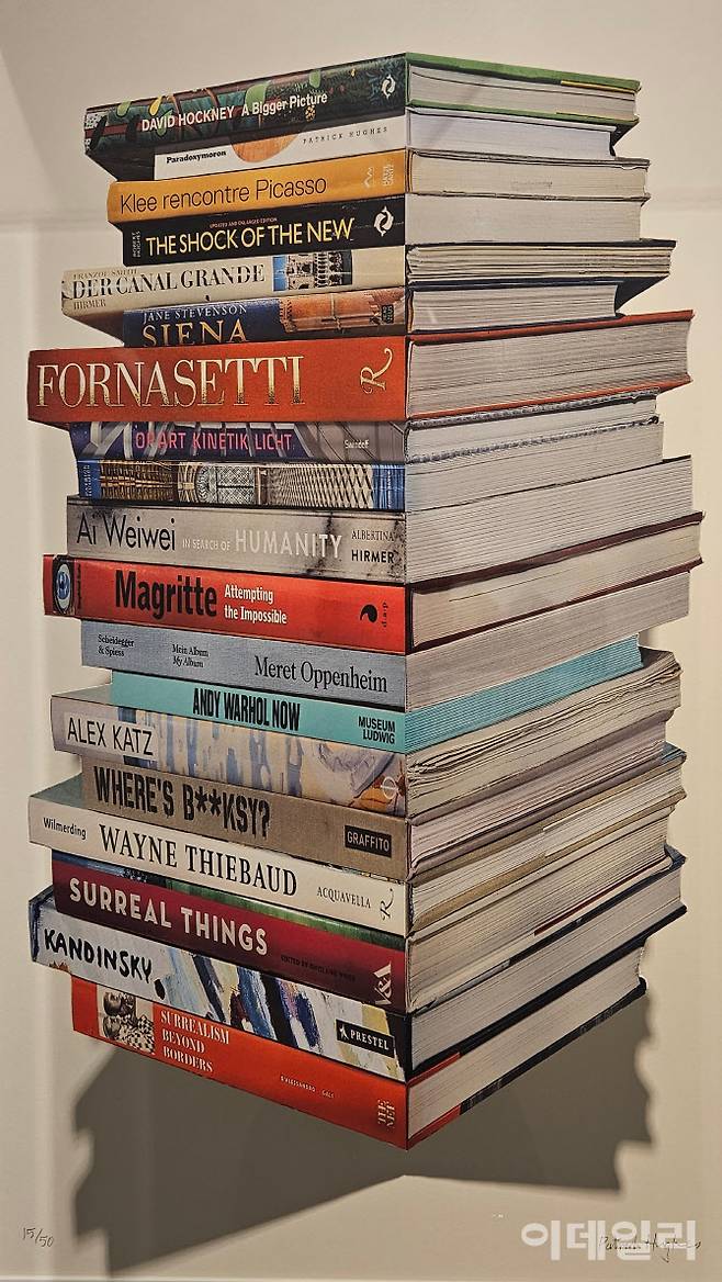 패트릭 휴즈의 ‘서가’(Bookstack 2025, Ed.15/50, 76.3×46.2×22.4㎝). 온전히 작가가 직접 그린 그림을 디지털 방식으로 복제·인쇄해 잘라낸 붙여낸 ‘콜라주’ 연작 중 하나다(사진=오현주 문화전문기자).