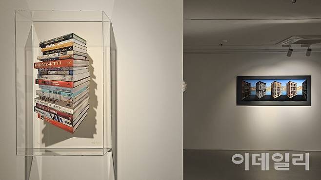 서울 용산구 소월로 박여숙화랑 ‘패트릭 휴즈 개인전’ 전경. 왼쪽에 패트릭 휴즈의 ‘서가’(Bookstack 2025, Ed.15/50, 76.3×46.2×22.4㎝)가 걸렸다. 뒤쪽으로 ‘가장한 팔라조’(Pretend Palazzo 2025, 70.3×172.7×20㎝, edition of 5+2APs)가 보인다(사진=오현주 문화전문기자).