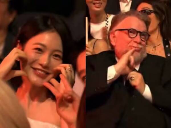 제30회 부산국제영화제 개막식서 애교 배틀 퍼포먼스로 뜨거운 반응을 얻은 신예은(왼쪽)과 기예르포 델 토로 감독. 사진=방송 영상 캡처