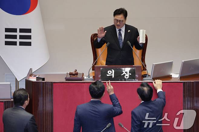 송언석 국민의힘 원내대표가 25일 서울 여의도 국회에서 열린 제429회 국회(정기회) 제9차 본회의에서 민주유공자 예우에 관한 법률안에 대한 신속처리안건 지정동의의 건이 명패수보다 투표수가 많은 상황이 발생하자 우원식 의장에게 재투표를 요구하고 있다. 2025.9.25/뉴스1 ⓒ News1 신웅수 기자