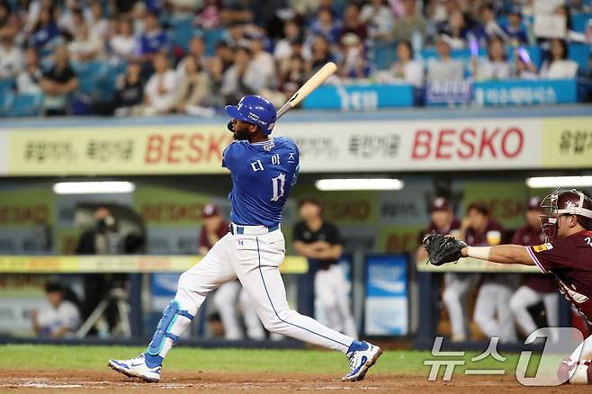 25일 오후 대구 수성구 삼성라이온즈파크에서 열린 프로야구 '2025 신한 SOL뱅크 KBO 리그' 키움 히어로즈와 삼성 라이온즈의 경기, 8회말 2사 1,3루 상황 삼성 4번타자 디아즈가 우월 3점 홈런을 터뜨리고 있다. 2025.9.25/뉴스1 ⓒ News1 공정식 기자