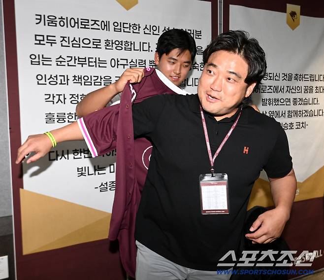 "내가 이걸 입어도 되나~" 내년 복귀를 암시했던 박석민 전 코치, 아들이 입혀주는 유니폼을 기분 좋게 입어보고