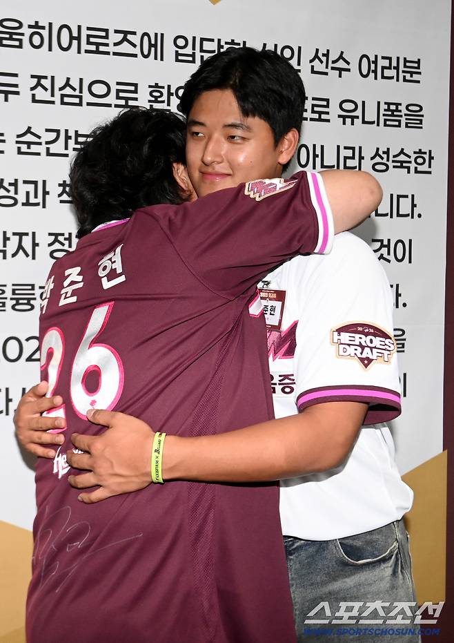 '언제 이렇게 컸나~' 잘 커준 아들과 뜨거운 포옹