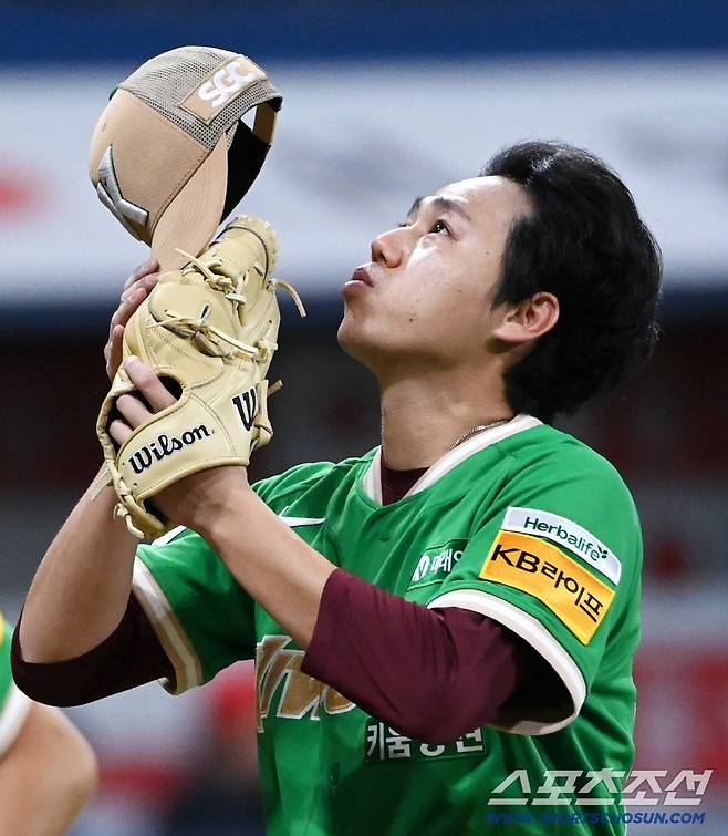 24일 고척스카이돔에서 열린 KIA와 키움의 경기, 7회초 투구를 끝낸 키움 하영민이 팬들에게 인사를 한 뒤 더그아웃으로 향하고 있다. 고척=허상욱 기자wook@sportschosun.com/2025.09.24/