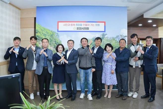 인문도시 조성 조례 주민발안 추진위원회 서명부 전달. 포천시 제공